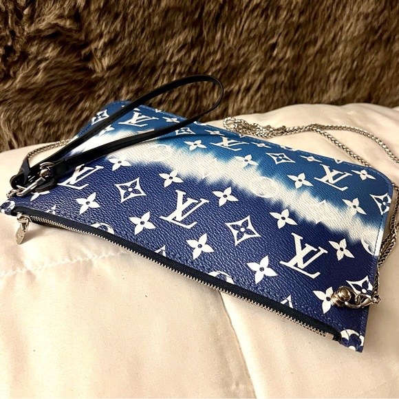 🔥SUPER SALE REDUCTION🔥✅PRICE FIRM✅ AUTHENTIC Louis Vuitton Blue Escale Wristlet - Picture 6 of 17